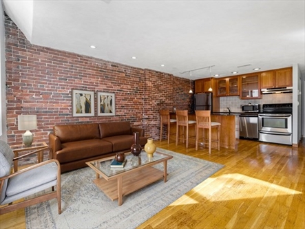 386 Commercial Street, Apt 4A